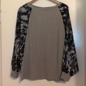 Thermal top with Camo printed sleeves.